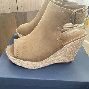 Universal thread sandals brand new in box